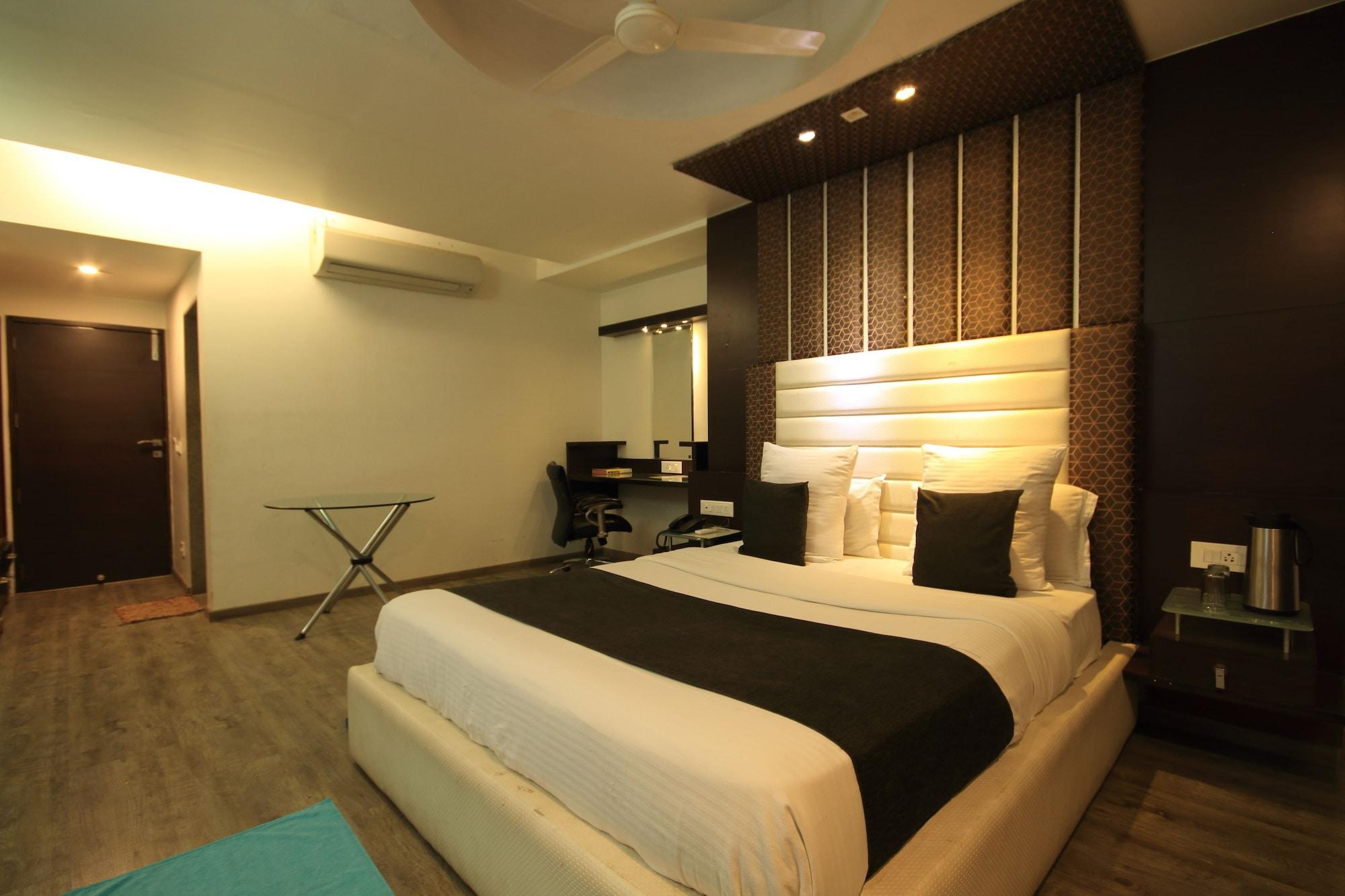 Fabhotel Kadamb Inn อาเมดาบัด ภายนอก รูปภาพ