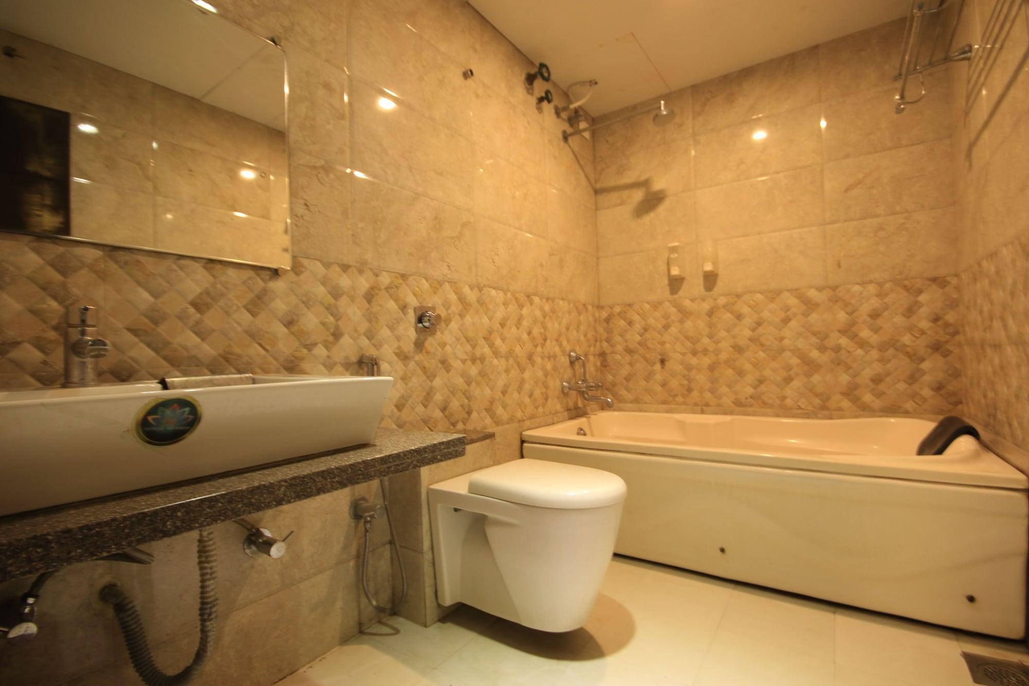 Fabhotel Kadamb Inn อาเมดาบัด ภายนอก รูปภาพ