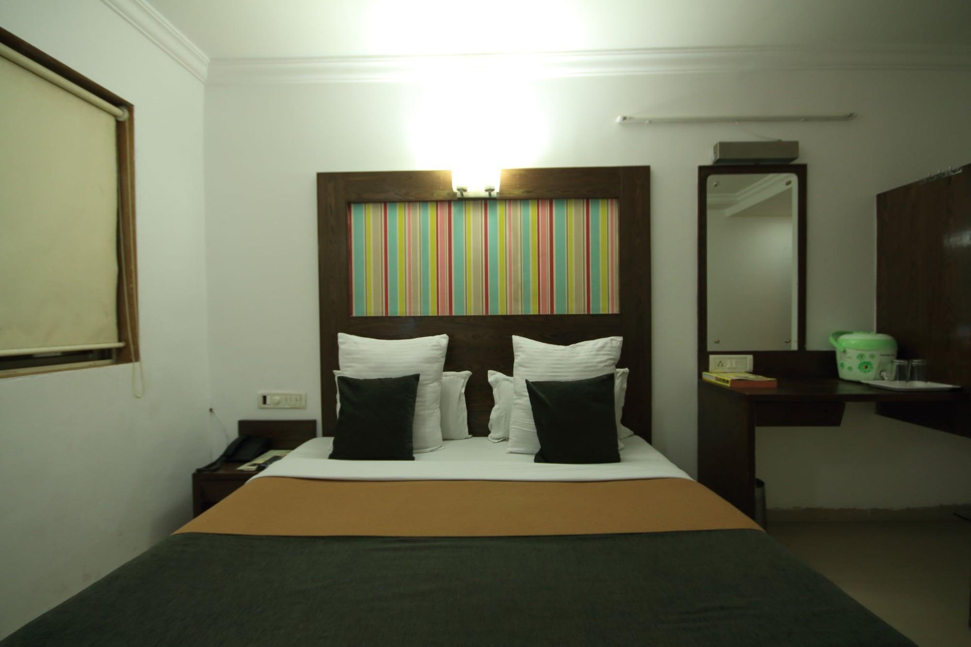 Fabhotel Kadamb Inn อาเมดาบัด ภายนอก รูปภาพ