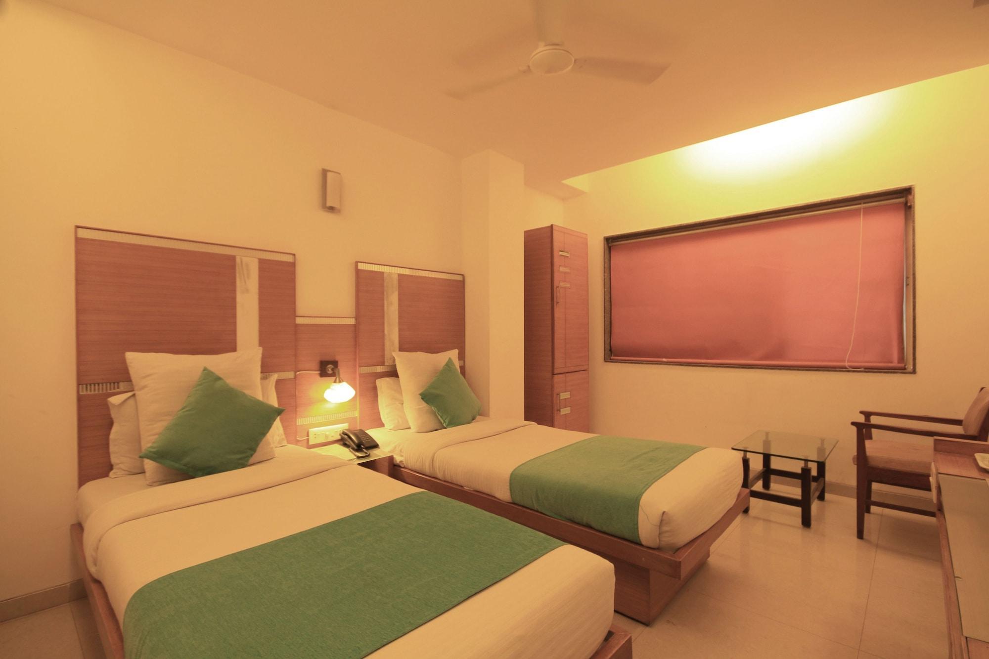 Fabhotel Kadamb Inn อาเมดาบัด ภายนอก รูปภาพ
