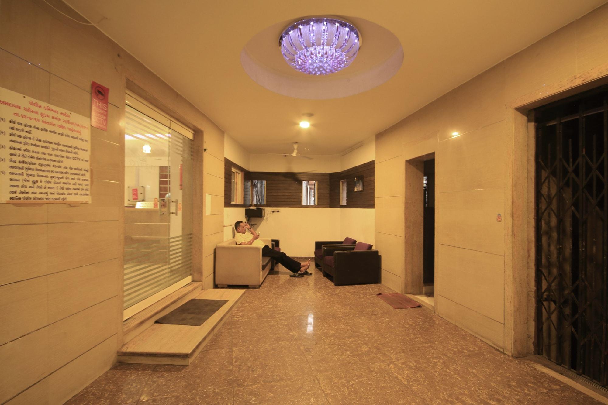 Fabhotel Kadamb Inn อาเมดาบัด ภายนอก รูปภาพ